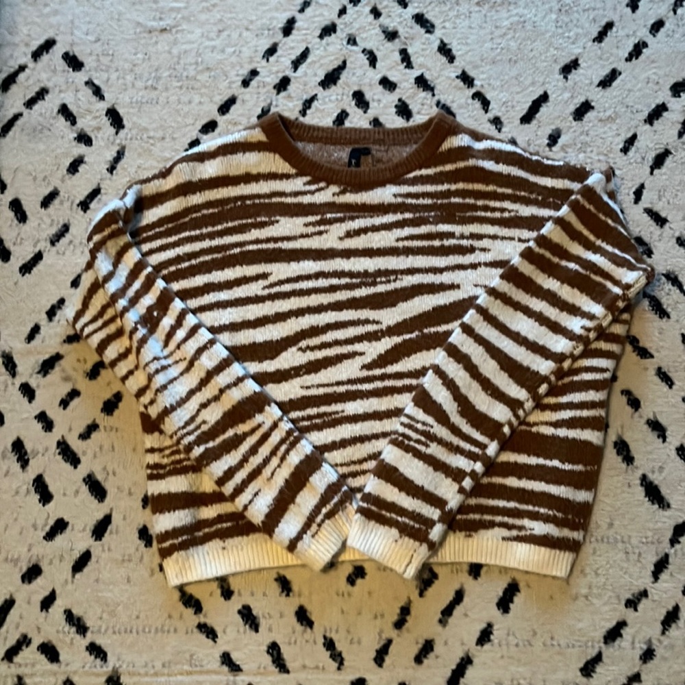Animal print cropped sweater.